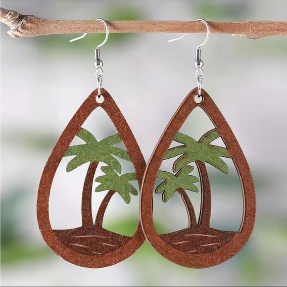 Jewelry - NEW Wood Palm Tree Teardrop hook dangle Earrings.